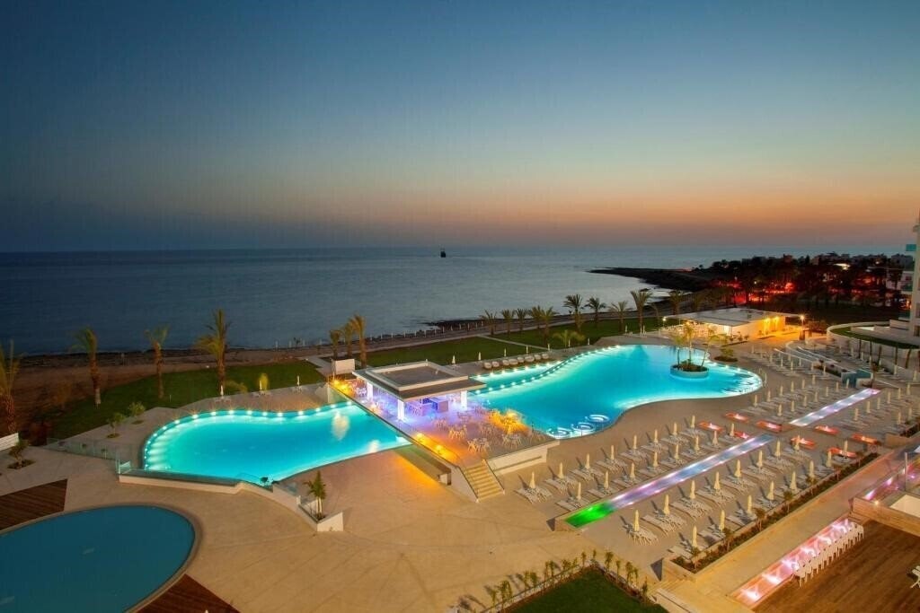 Готель King Evelthon Beach Hotel & Resort 5*