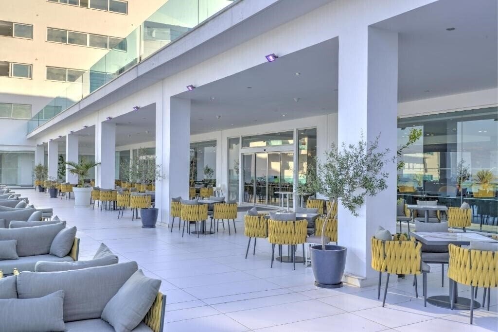 Фото King Evelthon Beach Hotel & Resort 5*