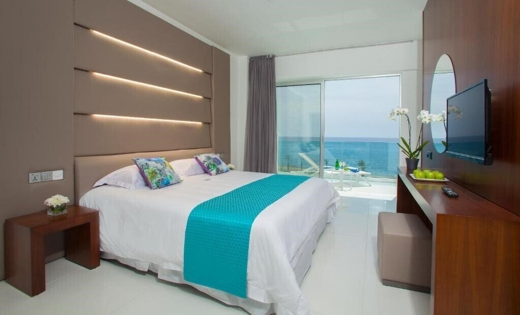 Фотографія King Evelthon Beach Hotel & Resort 5*