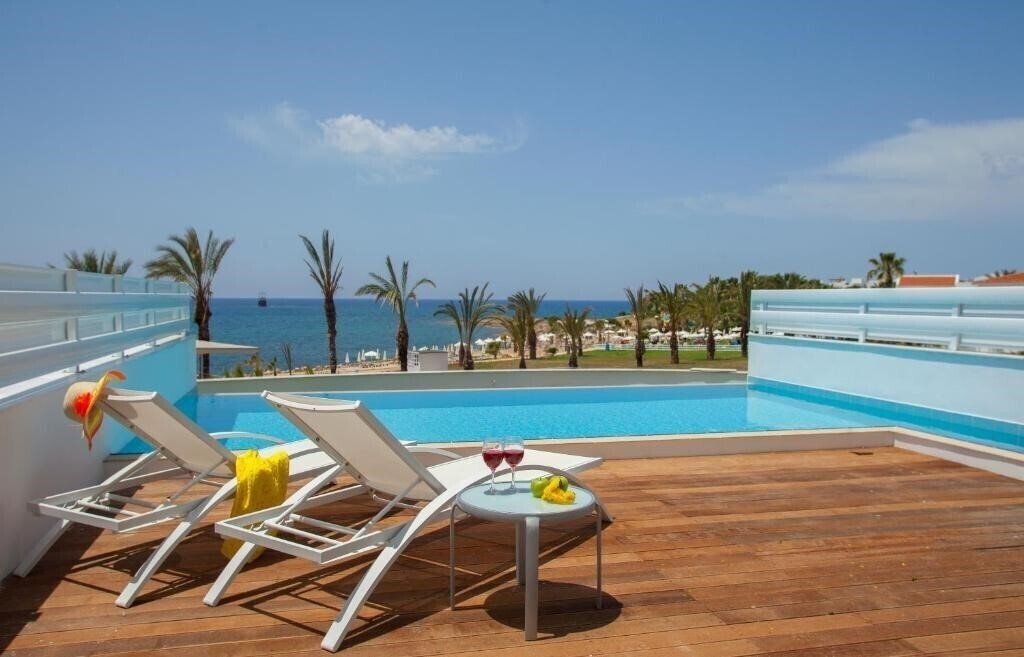 Фотографія King Evelthon Beach Hotel & Resort 5*