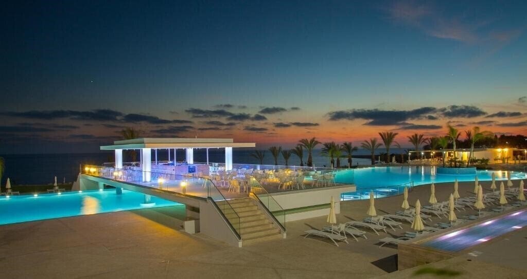 Готель King Evelthon Beach Hotel & Resort 5*