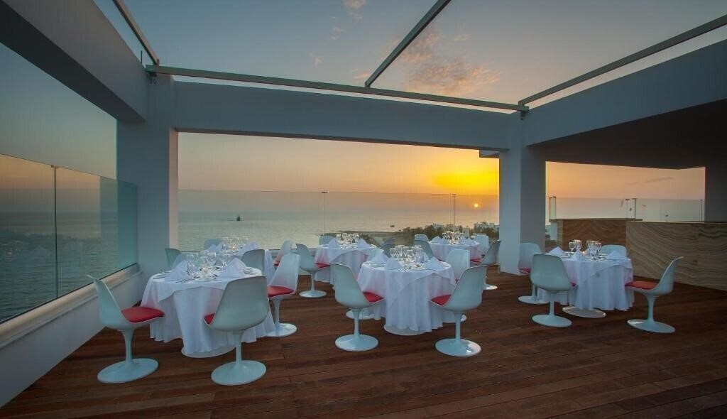 Зображення King Evelthon Beach Hotel & Resort 5*