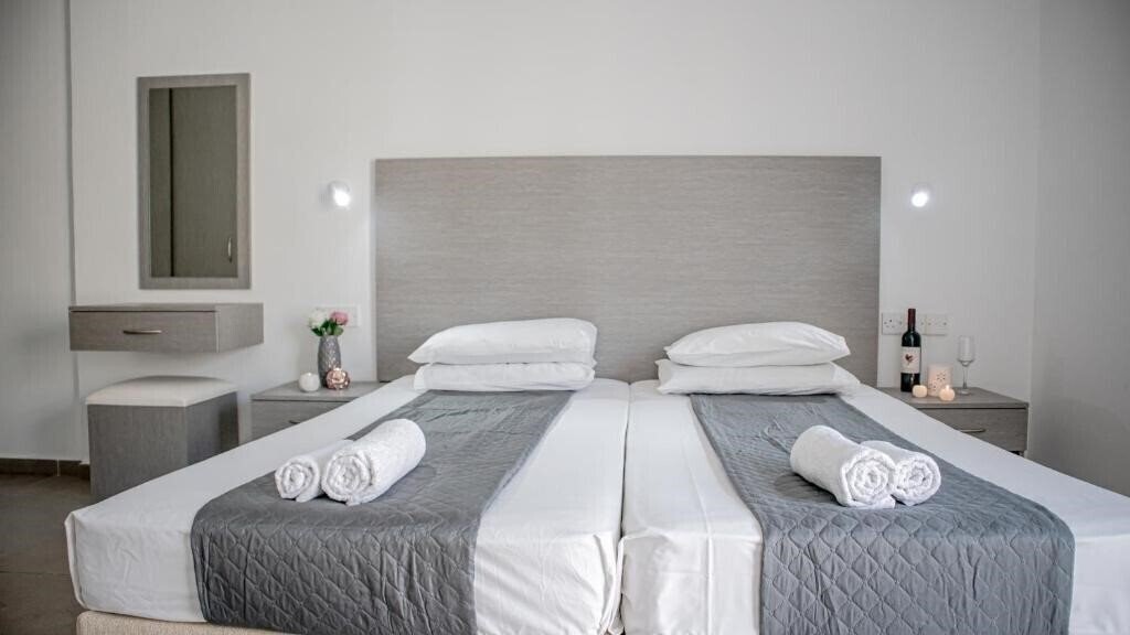 Фотографія Windmills Hotel Apartments 4*