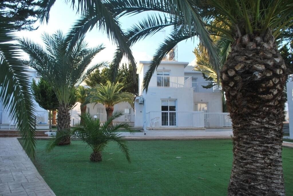 Готель Flisvos Beach Apartments 2*