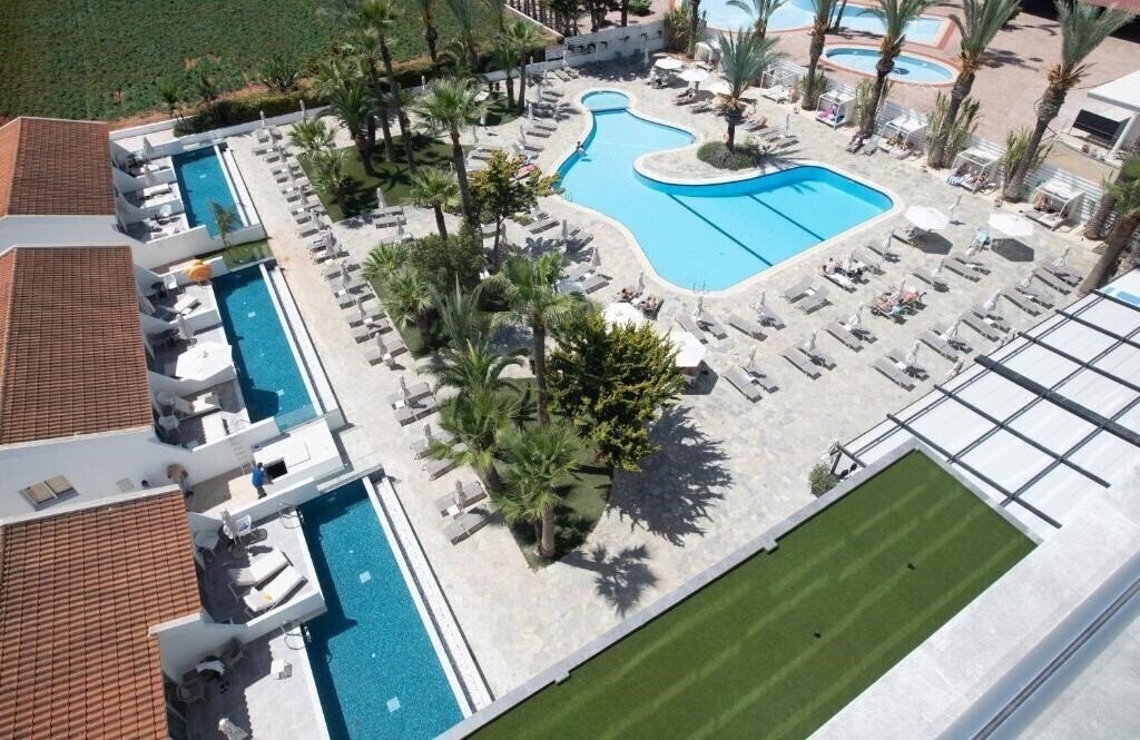 Изображение Bohemian Gardens Hotel 4*