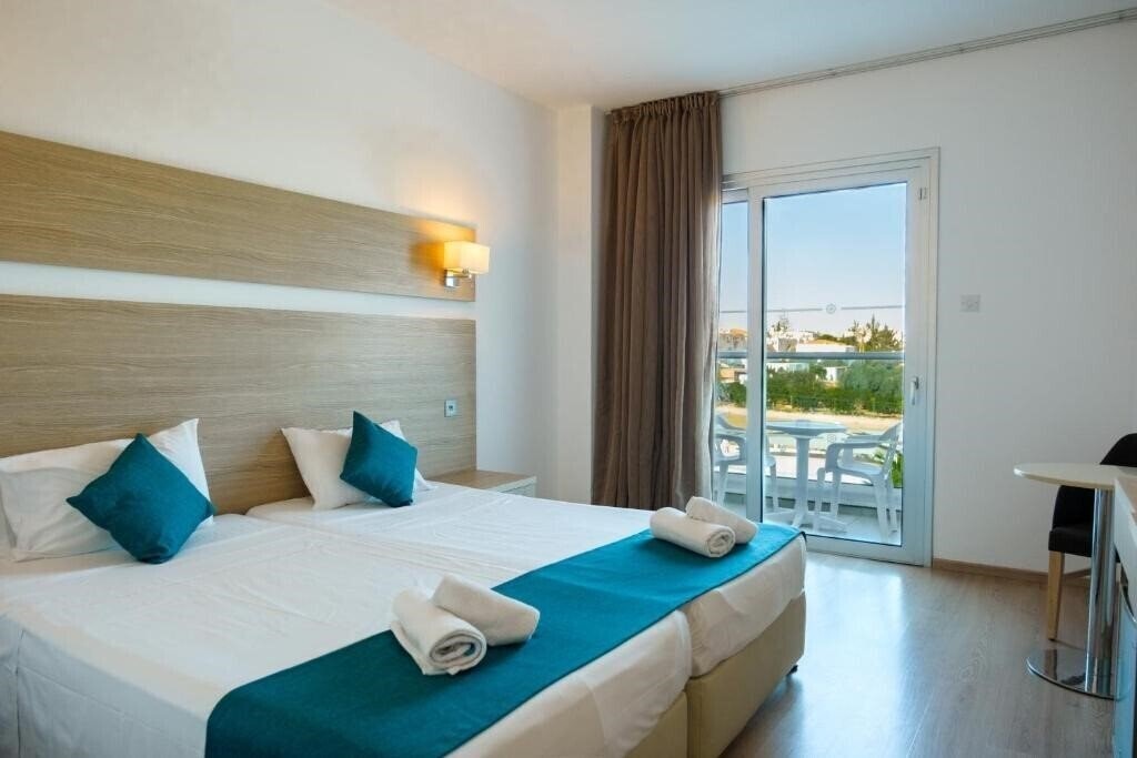 Готель Kapetanios Bay 3*