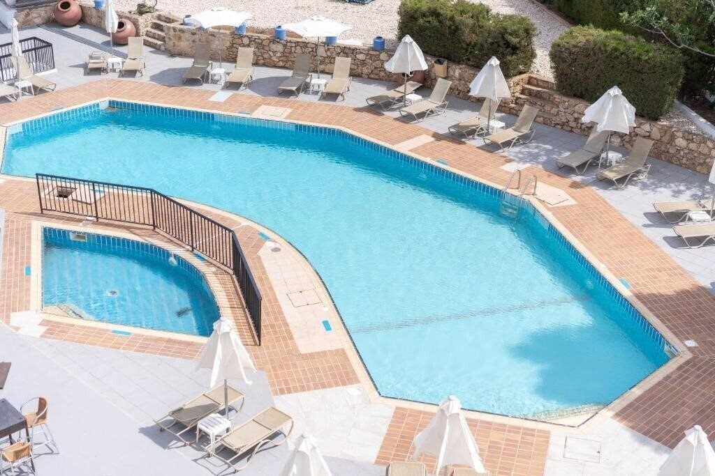 Готель Flora Hotel Apartments 4*