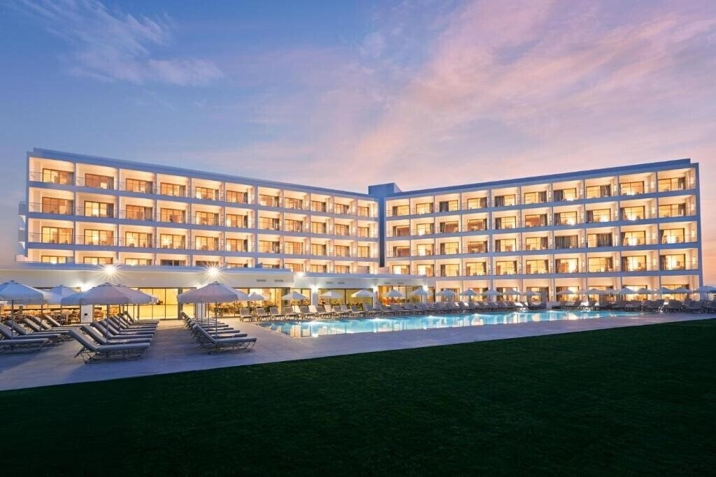 Готель Maris Grand Waterpark Resort 4*