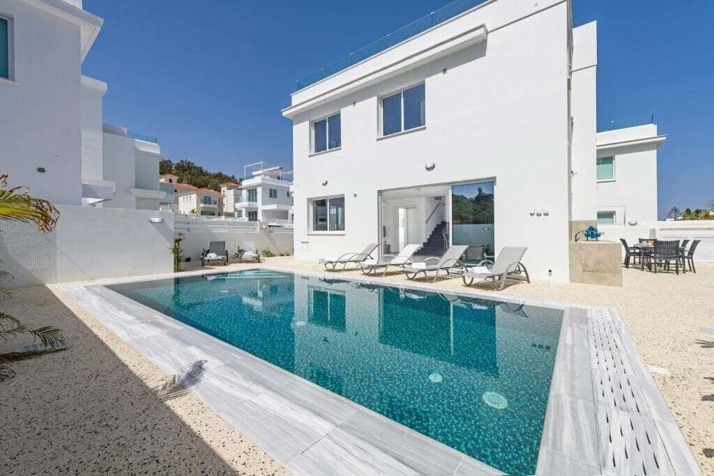 Отель Green Bay Villas 3*