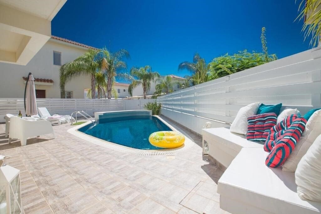 Готель Kalamies Beach Villas 3*