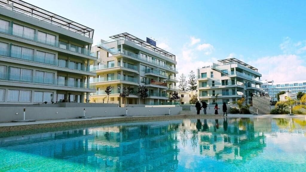 Готель Emerald Luxury Suites 4*
