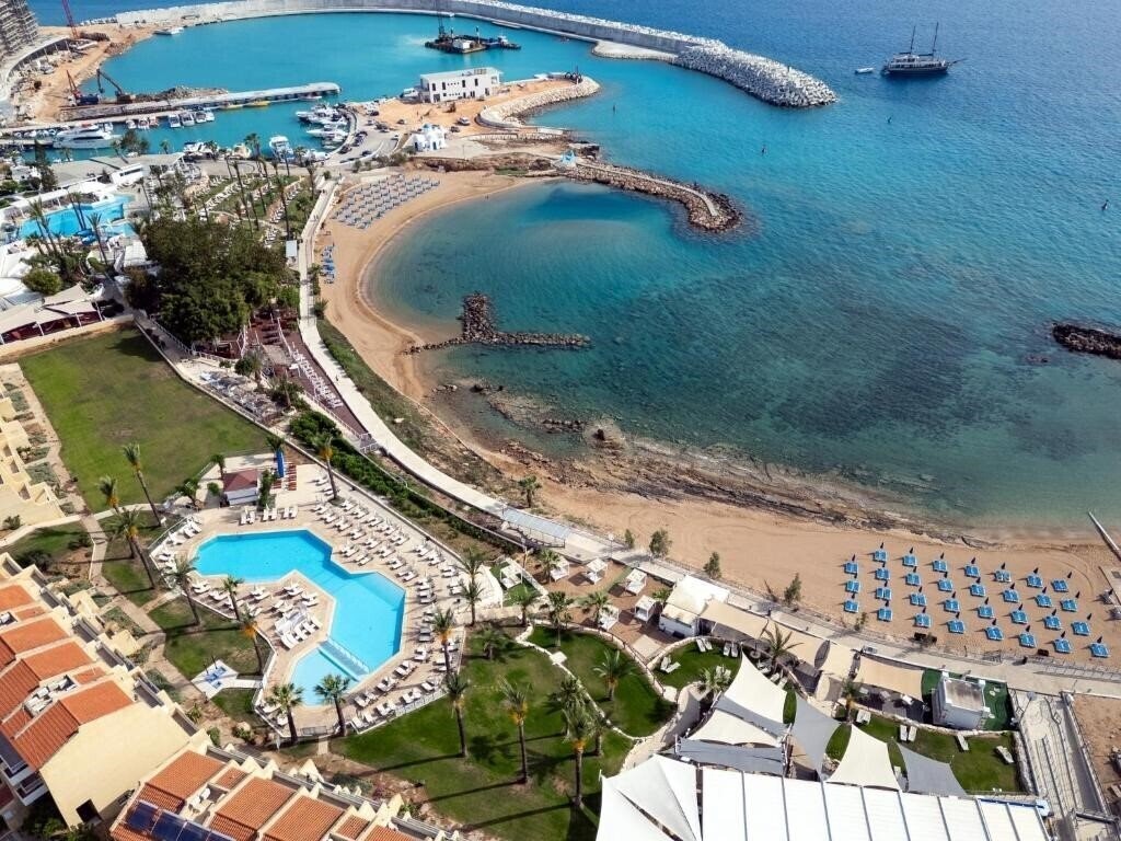 Готель Myroandrou Beach Apartments 3*