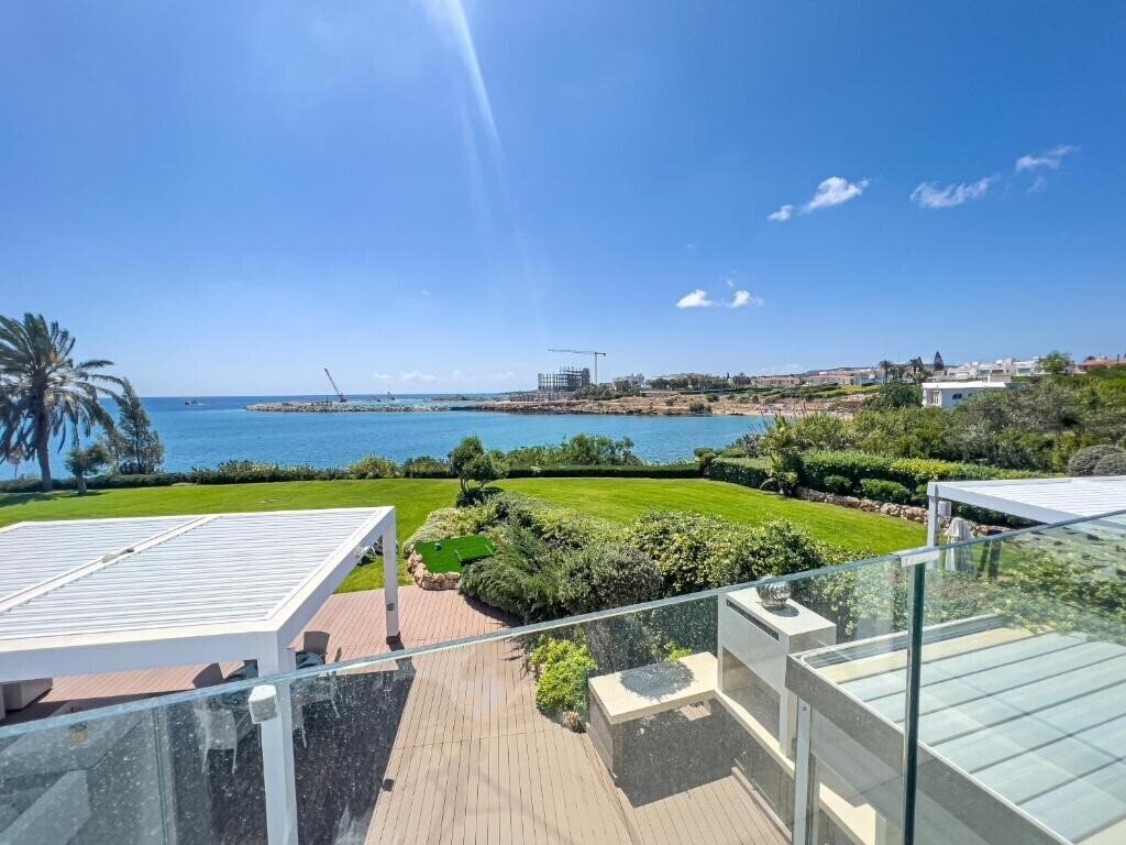 Фото Erato Seafront Luxury Villa 2*