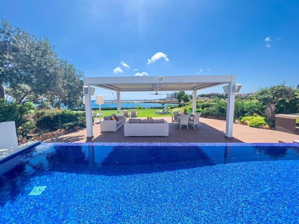Картинка Erato Seafront Luxury Villa 2*