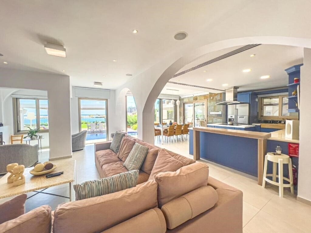 Картинка Erato Seafront Luxury Villa 2*