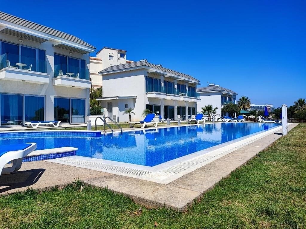 Отель Ocean Suites Luxury Apartments 2*
