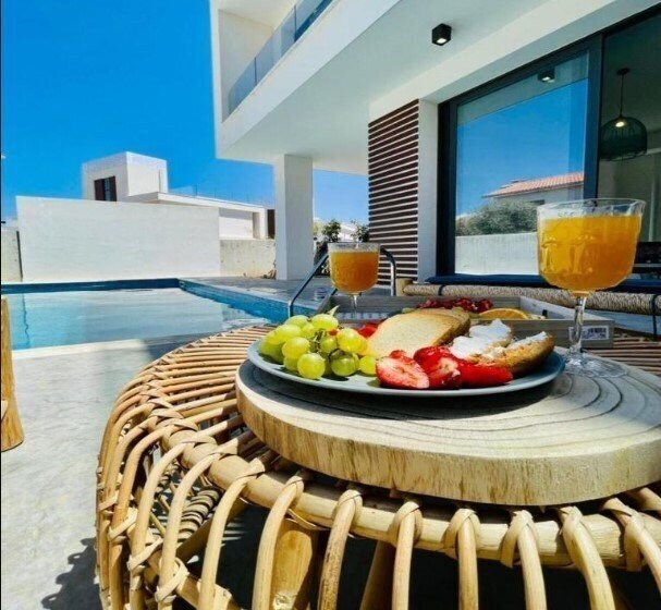 Изображение By The Beach Villa 7 2*