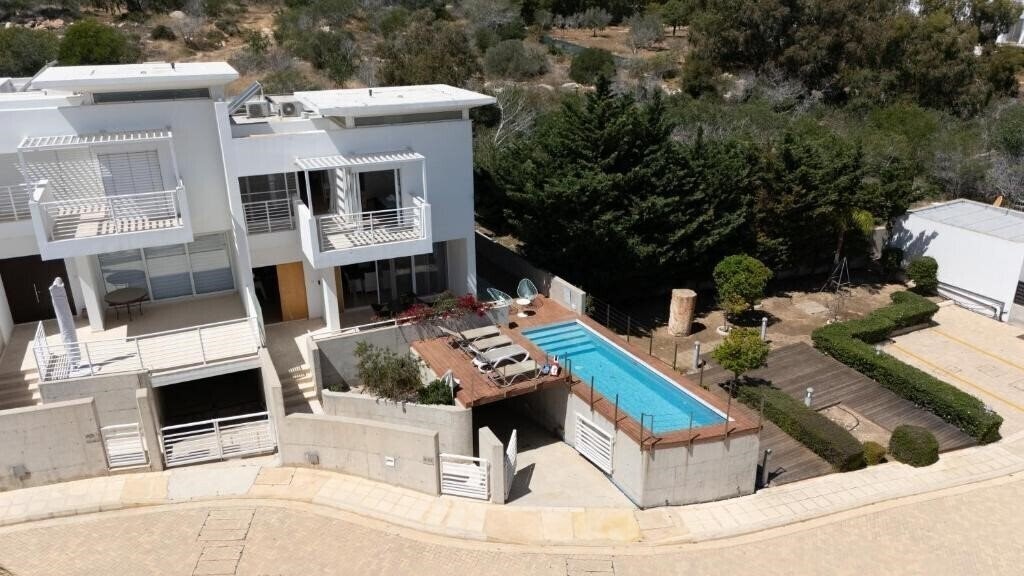 Отель Wealthystays: Nice Day Hill Villa 3*