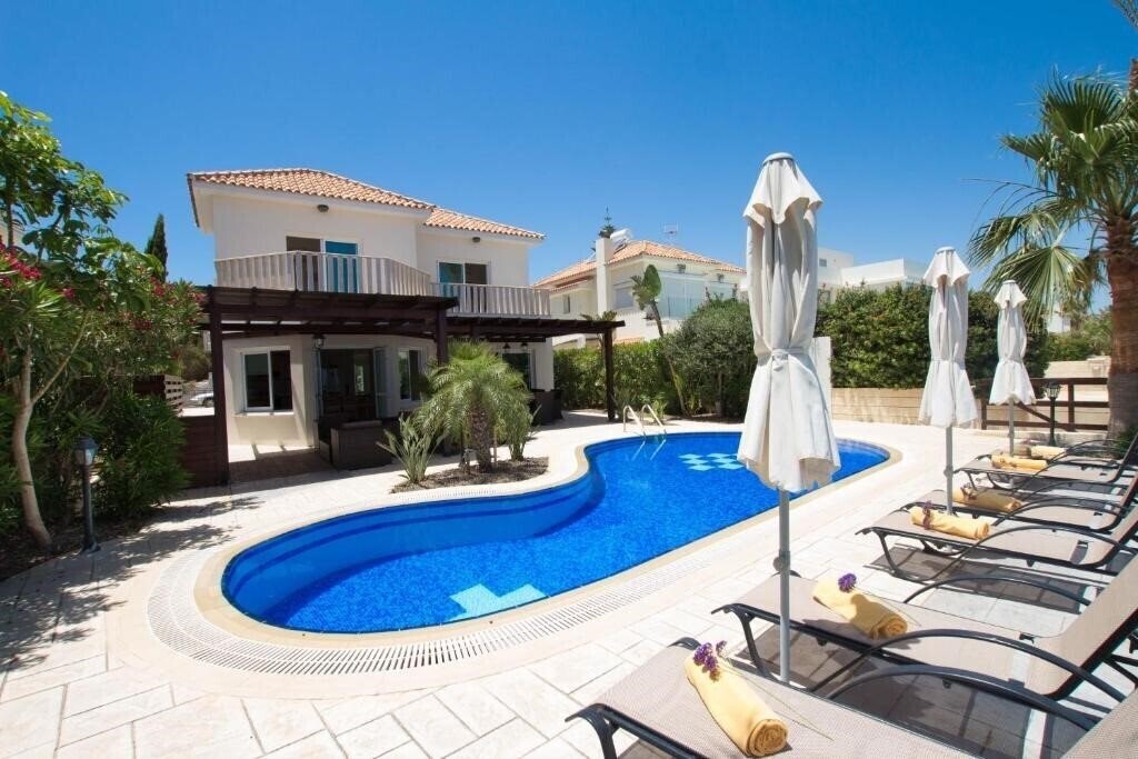 Отель Villa Sea Holly Front Line 3*