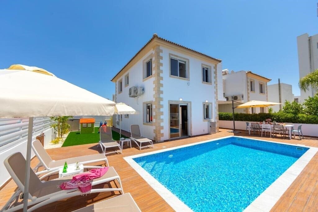 Отель Villa Lantos Central Protaras 3*