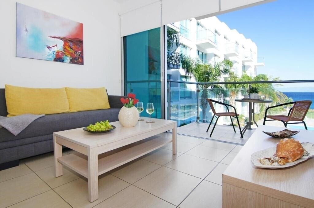 Картинка Veronica - Coralli Beachfront Apartment 3*