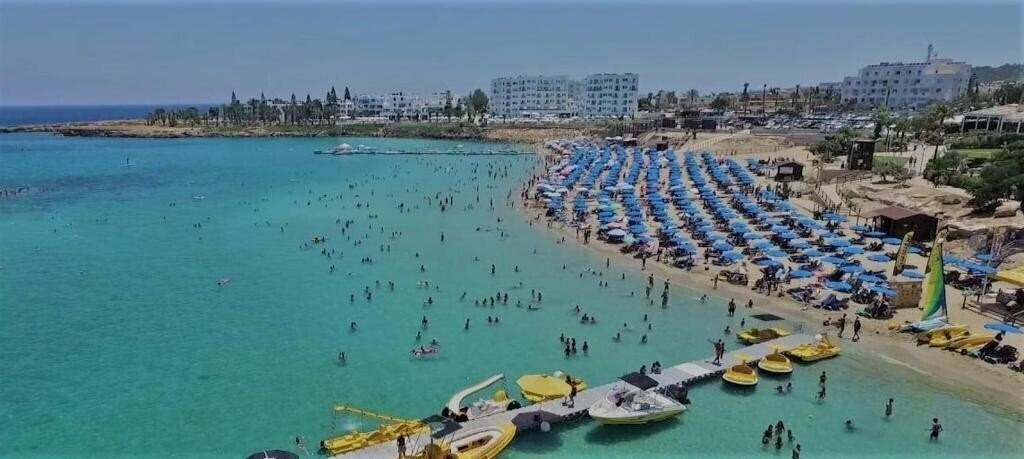 Готель Silver Sands Beach Hotel 3*