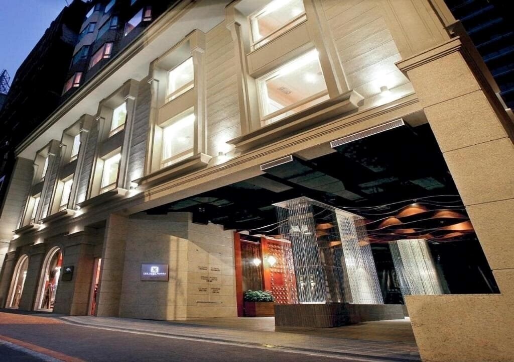 Отель The Luxe Manor 4*