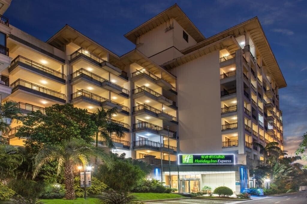 Отель Holiday Inn Express Haikou West Coast 3*