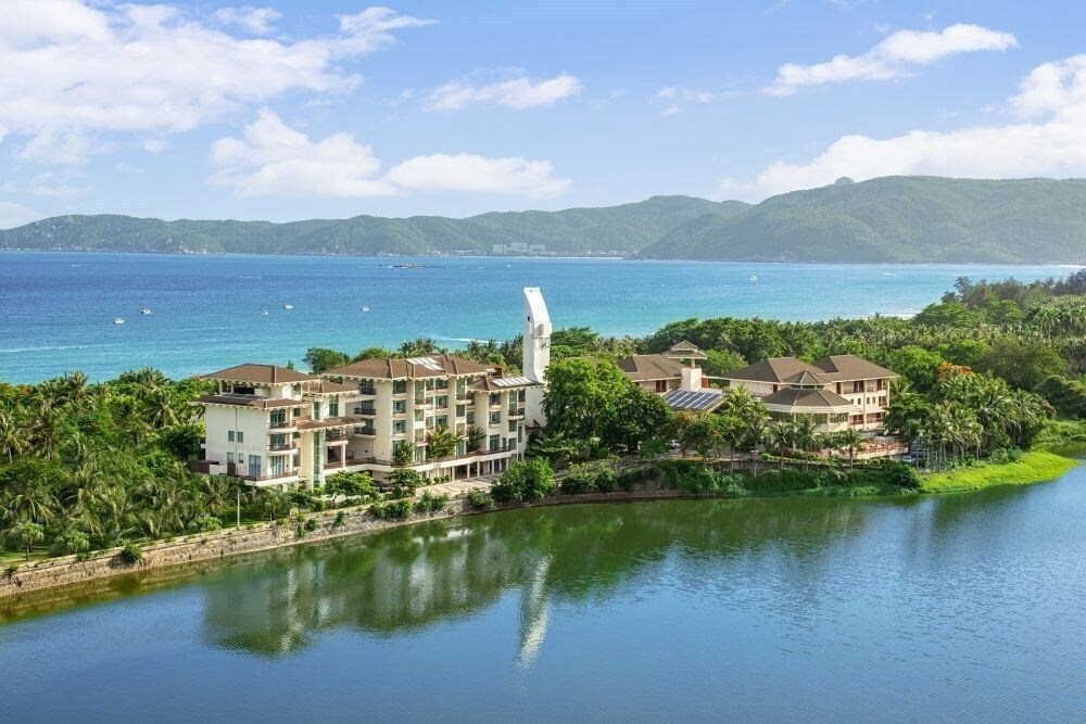 Готель Palm Beach Resort Yalong Bay 5*