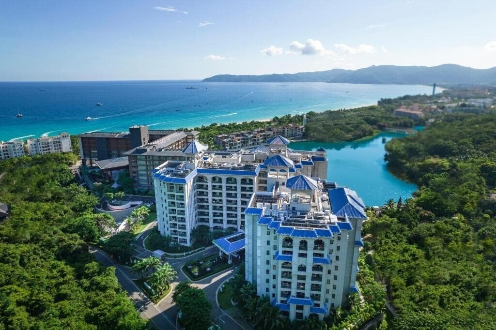 Отель Holiday Inn & Suites Sanya Yalongbay 5*