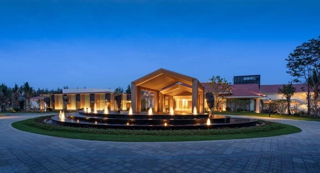 Отель Holiday Inn Hainan Xiangshui Bay by IHG 5*