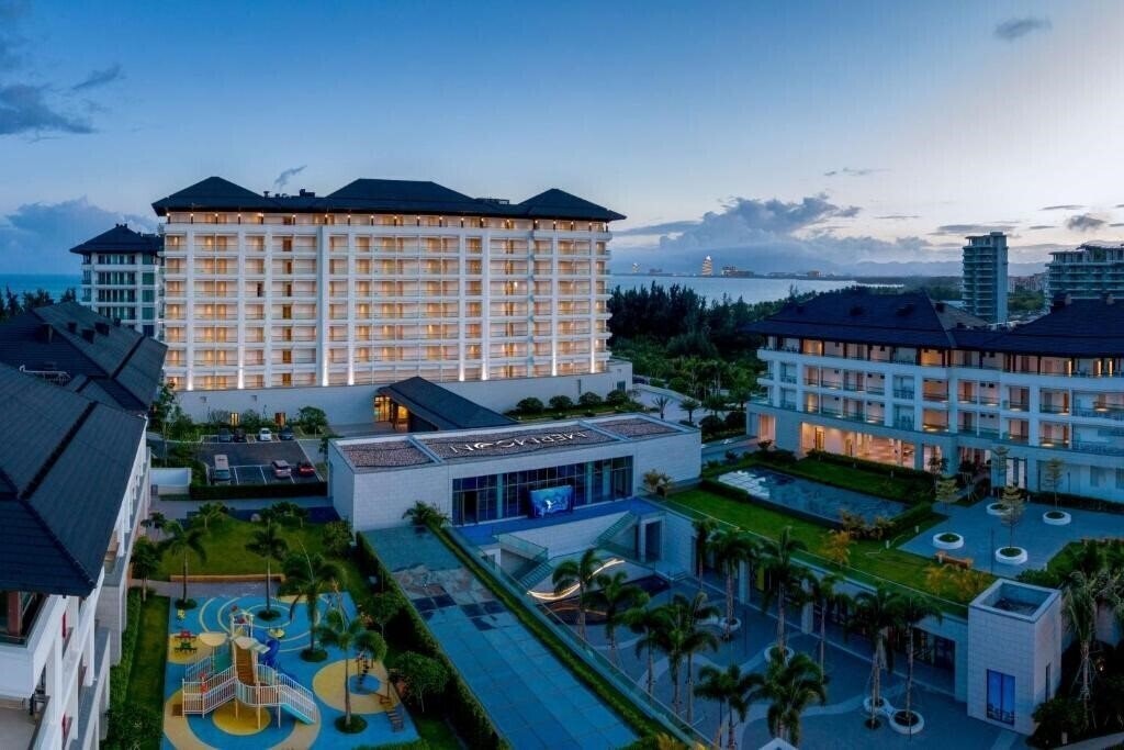 Картинка The Mermoon Resort Hainan Tufu Bay, Tapestry Collection by Hilton 5*