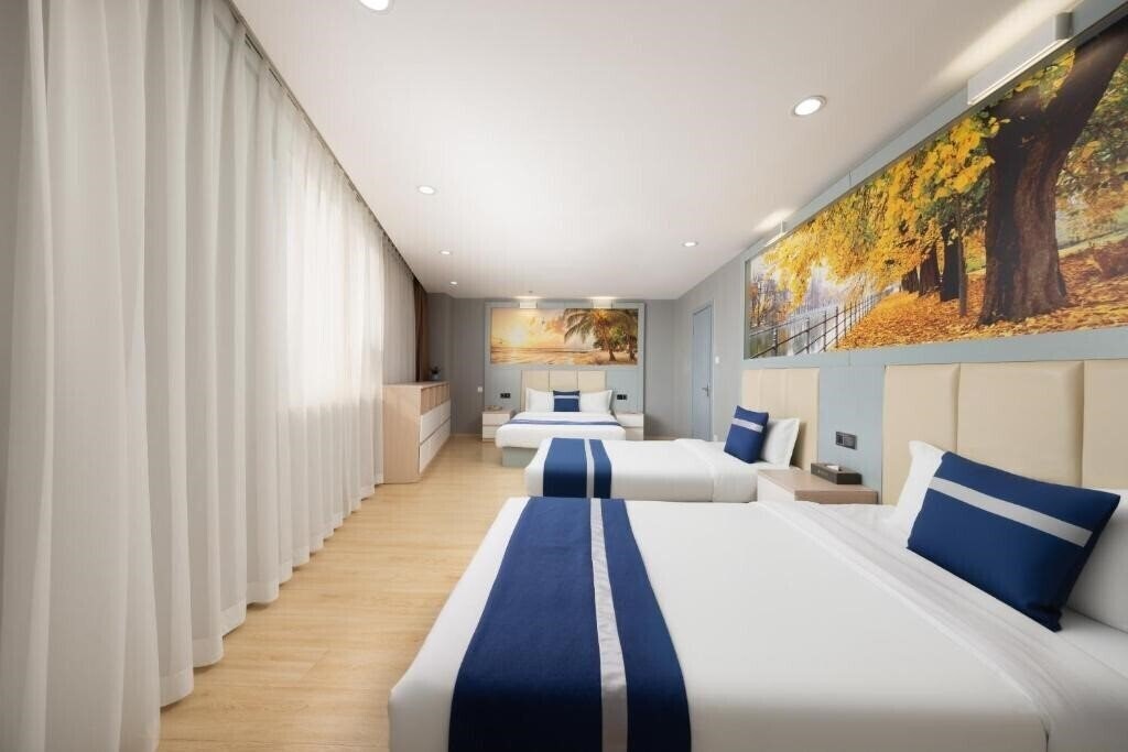 Фото Golden Phoenix Hotel 4*