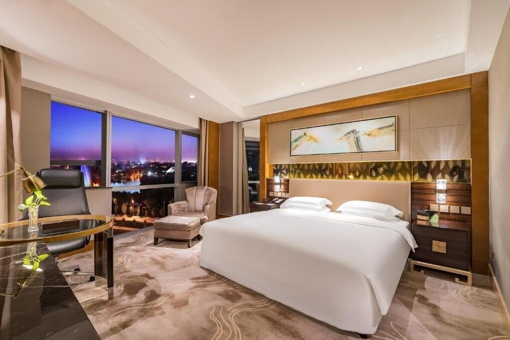 Готель Lake View Hotel 5*