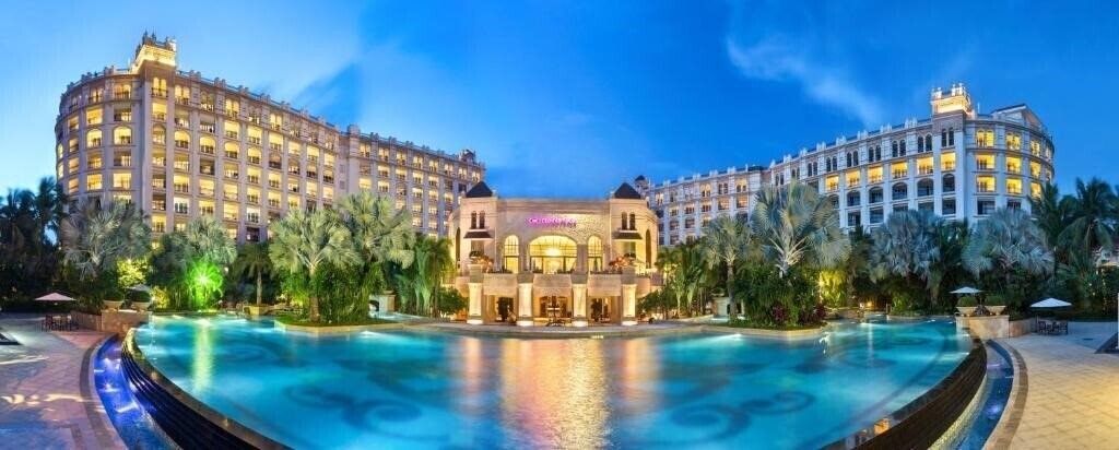 Отель Crowne Plaza Resort Sanya Bay 5*