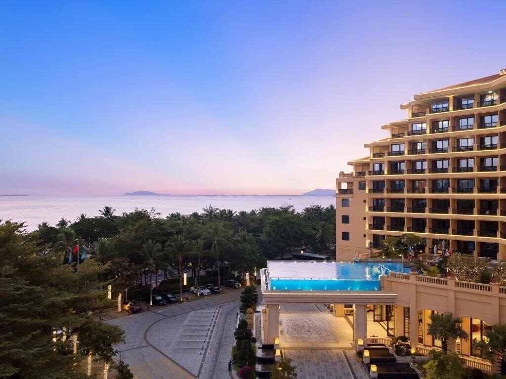 Готель Golden Phoenix Seaview Hotel 4*
