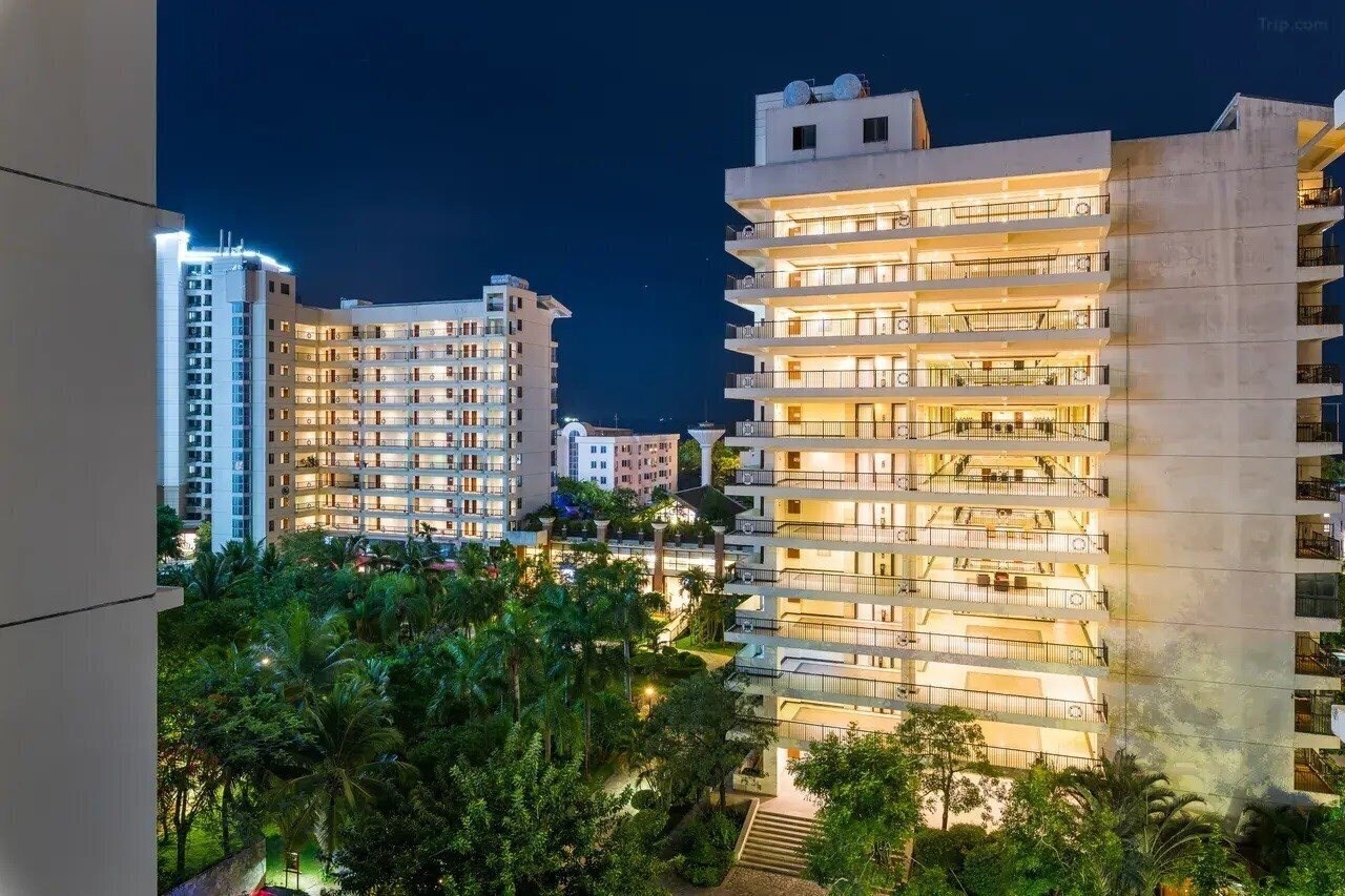Фотографія J Hotel 4*