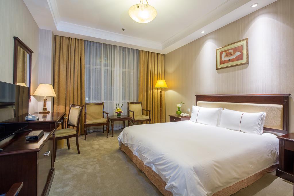 Готель Golden River View Hotel 4*