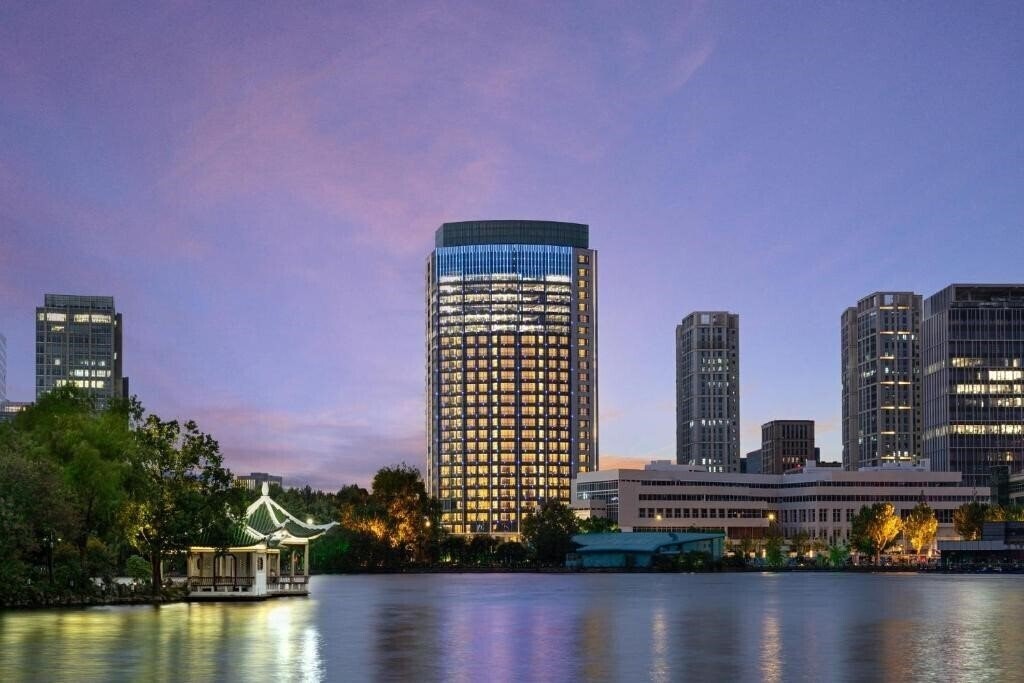 Отель Hualuxe Shanghai Changfeng Park, an IHG Hotel 5*