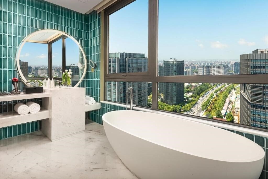 Фото Hualuxe Shanghai Changfeng Park, an IHG Hotel 5*