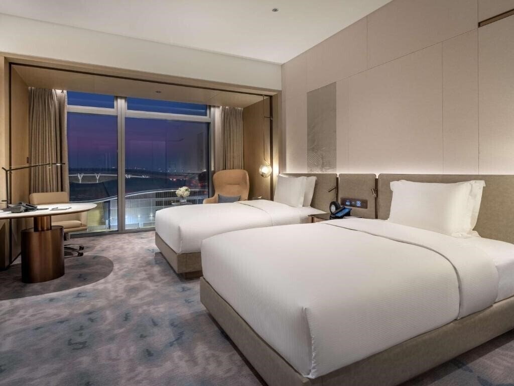 Готель Hilton Shenzhen World Exhibition & Convention Center 5*