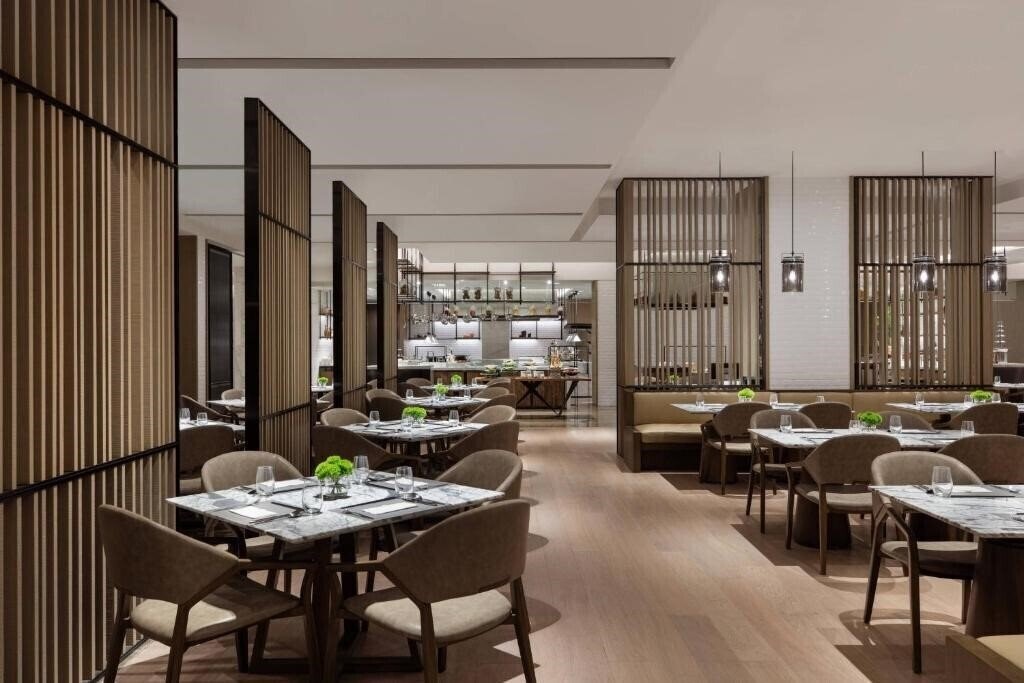 Отель Courtyard by Marriott Shenzhen Northwest 5*