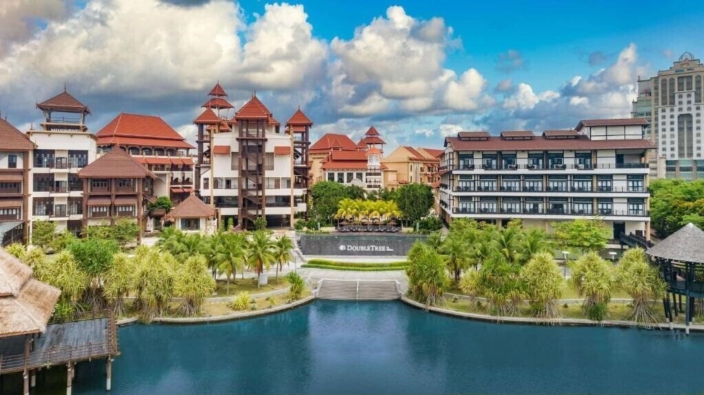 Готель DoubleTree by Hilton Putrajaya Lakeside 5*