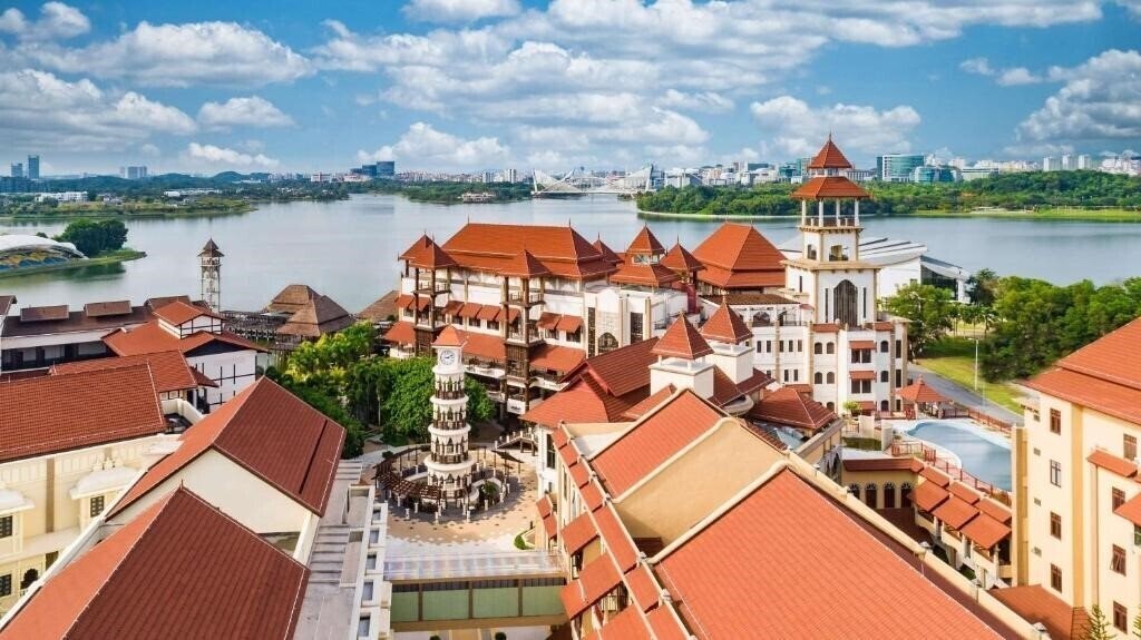Фото DoubleTree by Hilton Putrajaya Lakeside 5*