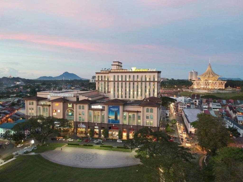 Готель The Waterfront Hotel Kuching 3*