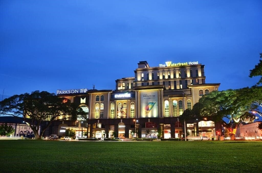 Фотографія The Waterfront Hotel Kuching 3*