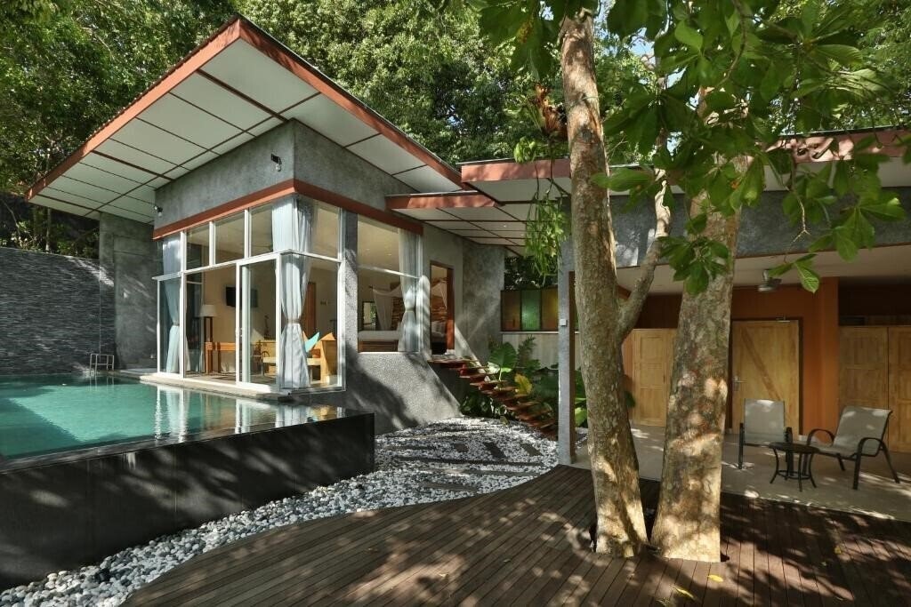 Отель Ambong Pool Villas 5*