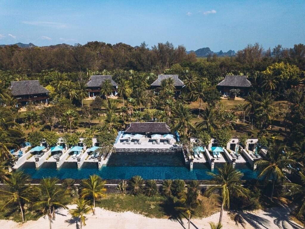 Отель Four Seasons Resort 5*