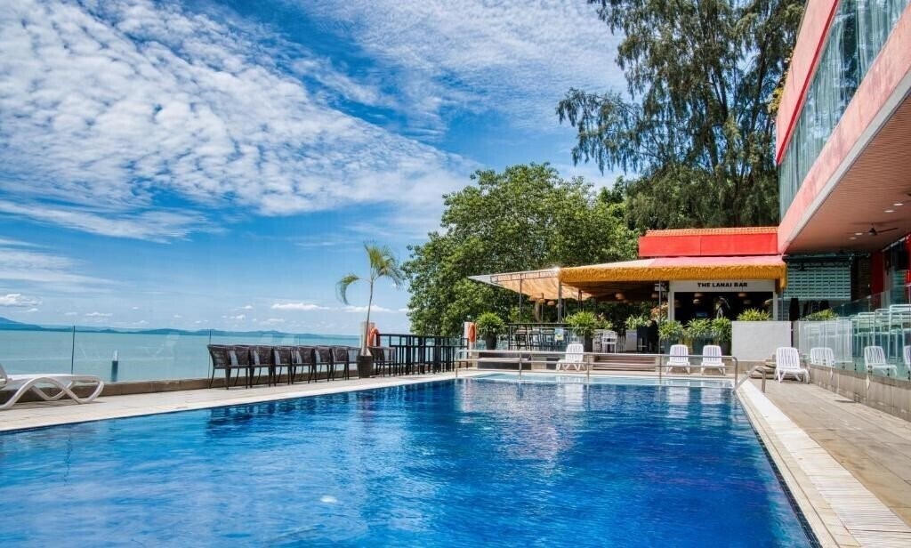 Отель Hotel Sentral Seaview 3*