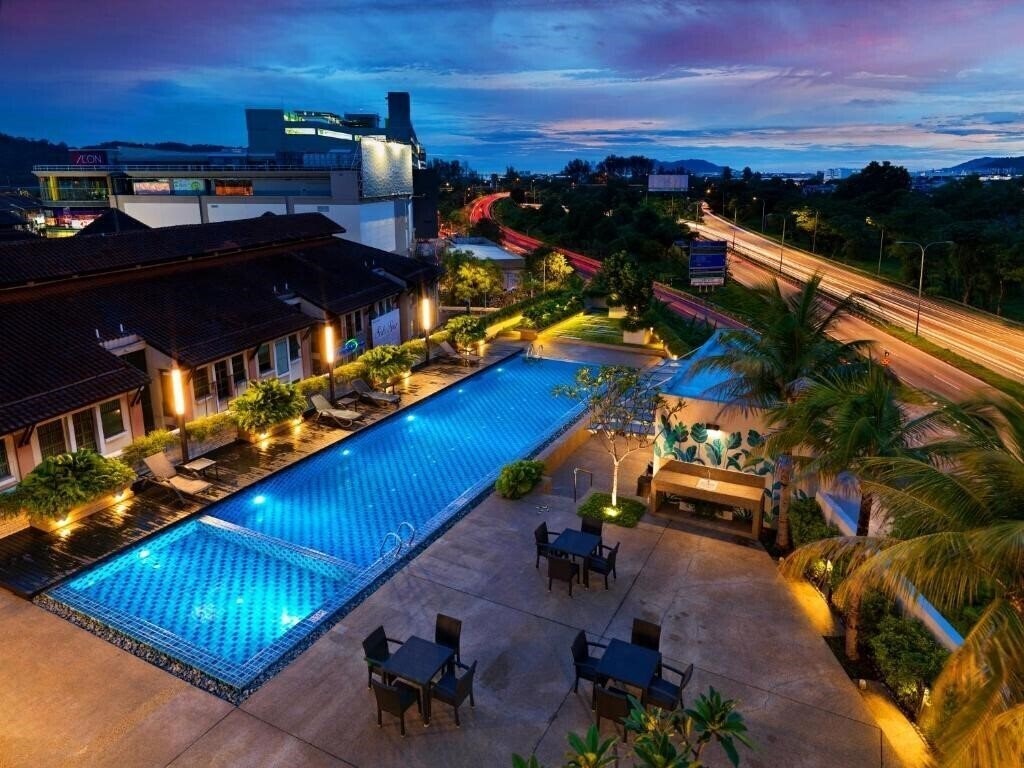 Готель Eastin Hotel Penang 4*